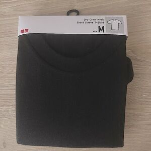 Uniqlo black shortsleeve tee sz medium